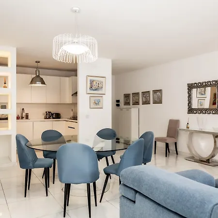Deluxe 3br Oasis With Pool Next To Beach - St Julians