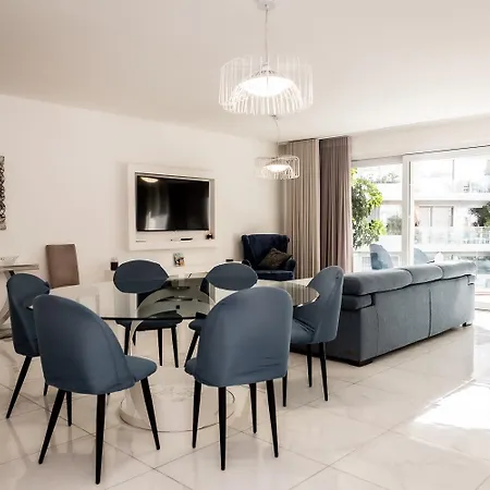 Deluxe 3br Oasis With Pool Next To Beach - St Julians Apartment