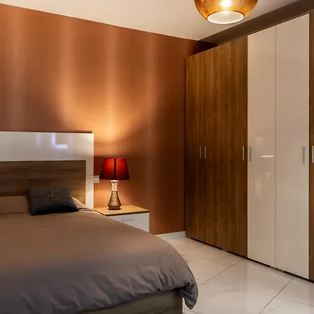 Deluxe 3br Oasis With Pool Next To Beach - St Julians شقة