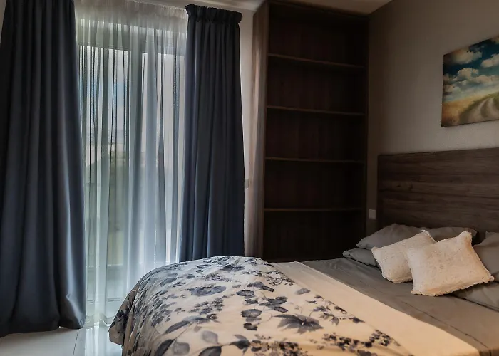 Deluxe 3br Oasis With Pool Next To Beach - St Julians Apartment